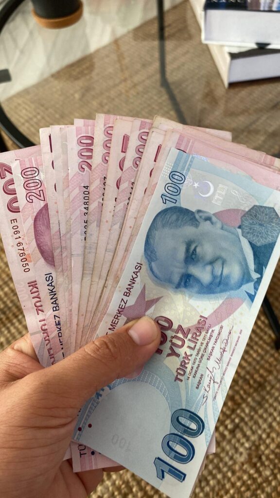 How much cash should you carry in Istanbul?